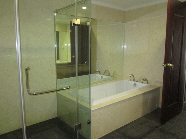Phòng tắm căn hộ Royal City cho thuê