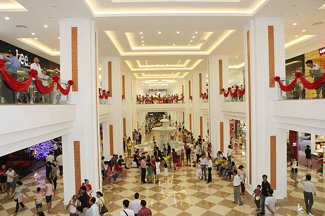 Trung tâm thương mại Royal City Mega Mall khách thuê đông